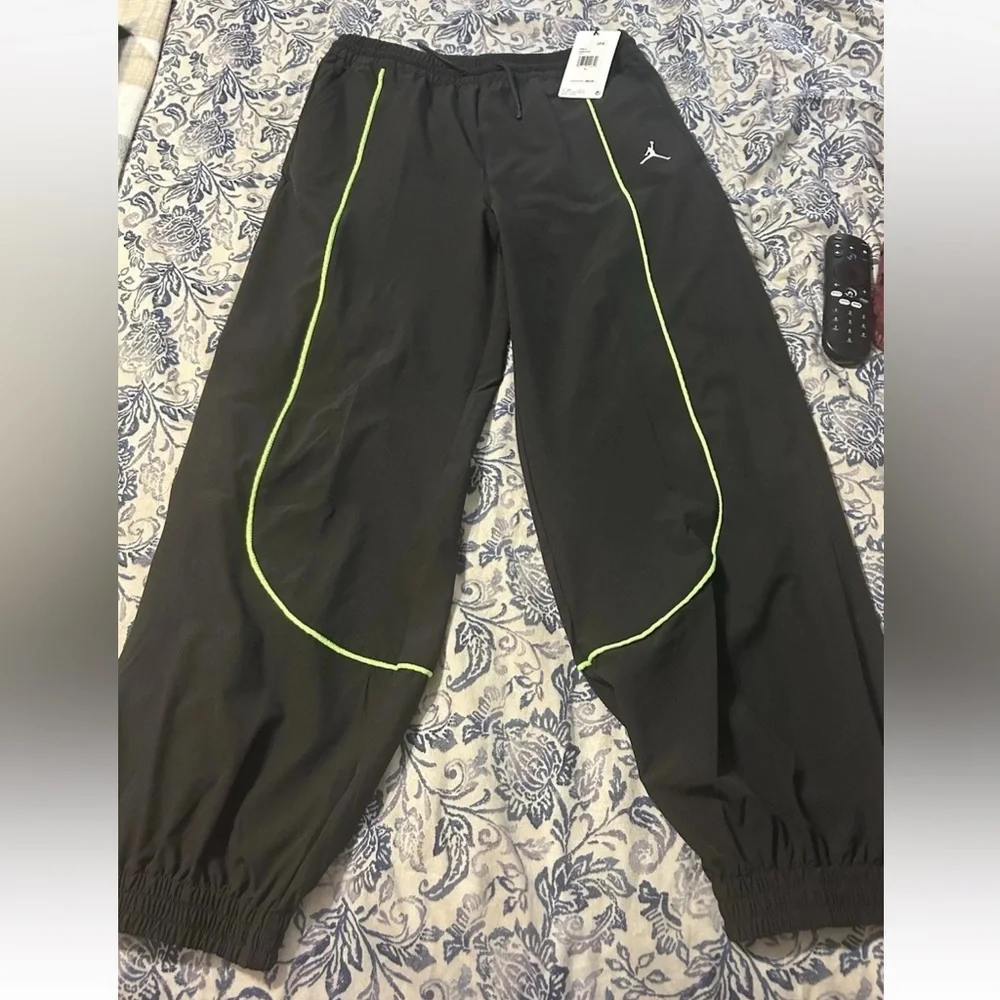 YOUTH  NIKE JORDAN JUMPMAN BLACK TRACK PANTS w.green Stripe BAGGY Sz-Lg. NWT